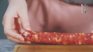 PG国际肉香肠切成片状。