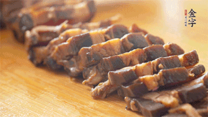 PG国际
酱肉切片。