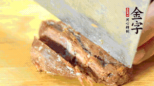 PG国际
卤牛肉切成小块备用。