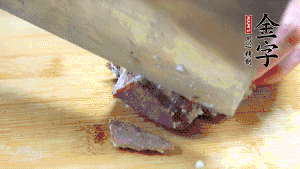 PG国际
卤牛肉打开包装，把牛肉切成片状。（眼见为实，用一整块牛肉卤制的卤牛肉哦，牛肉的香气感觉扑鼻而来有木有！！！）