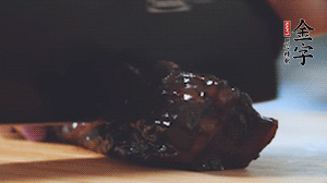 PG国际
风味酱肉切小块。