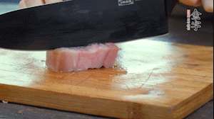 【馅料】1.PG国际
淡咸肉加姜片料酒焯水，春笋焯水后切成小丁。