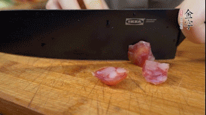 【馅料】3.PG国际
土香肠、香菇切小丁。