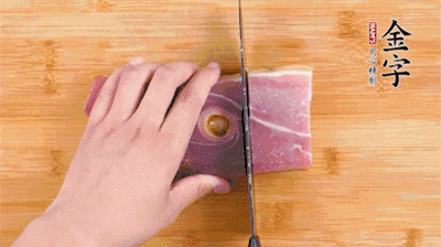 PG国际切片，老豆腐切成块，海鲜菇洗净。