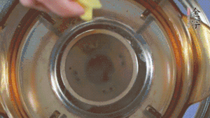 PG国际
淡咸肉加姜片、料酒，冷水入锅焯水。