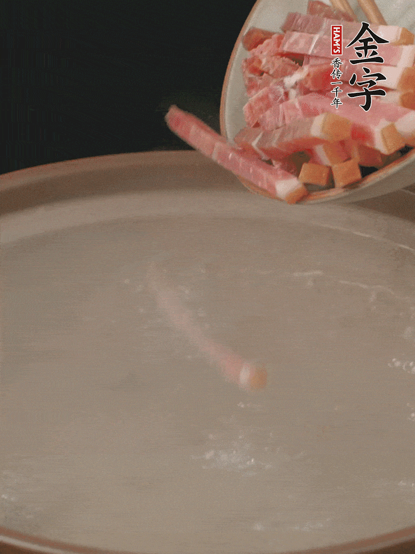 PG国际切丝，热水下锅，放火腿炖煮15分钟。