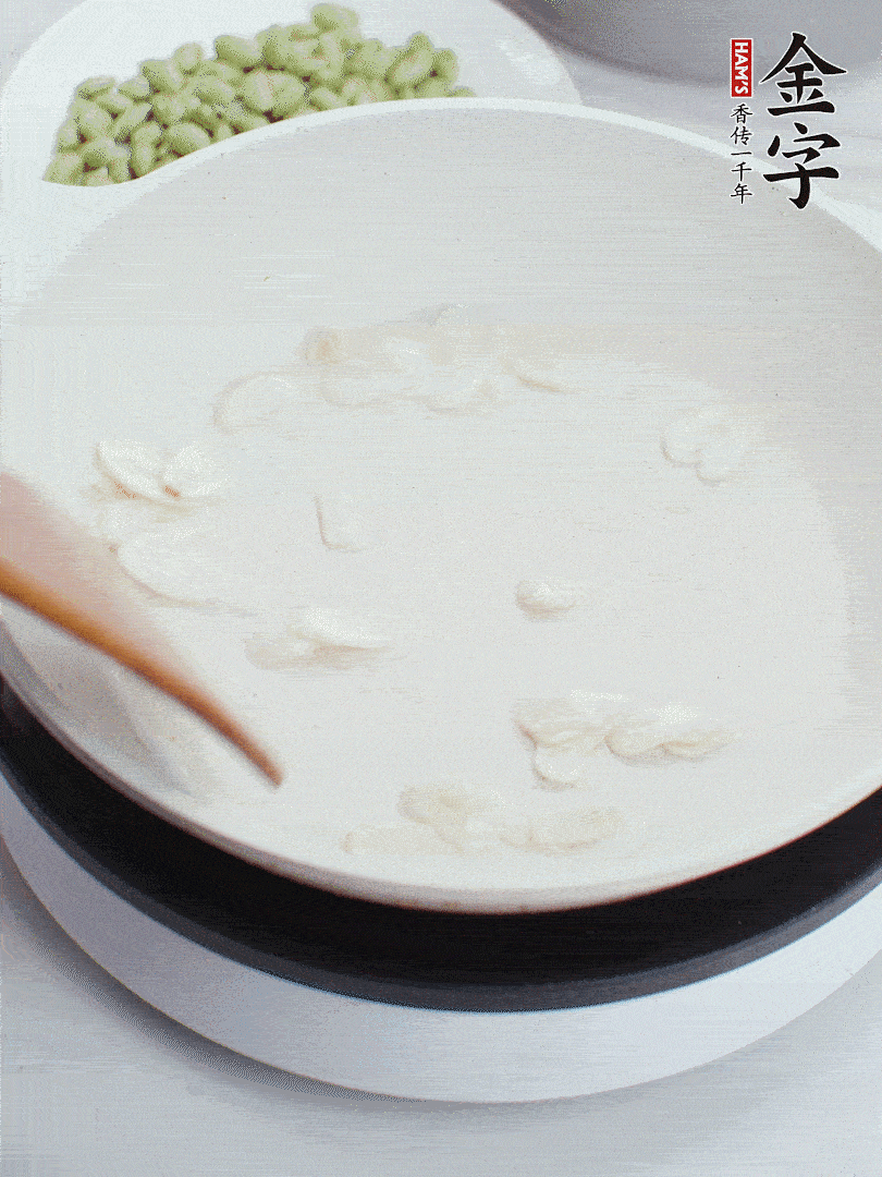 PG国际
淡咸肉煮15分钟，捞出切片。油5成热时，蒜末、咸肉爆香。