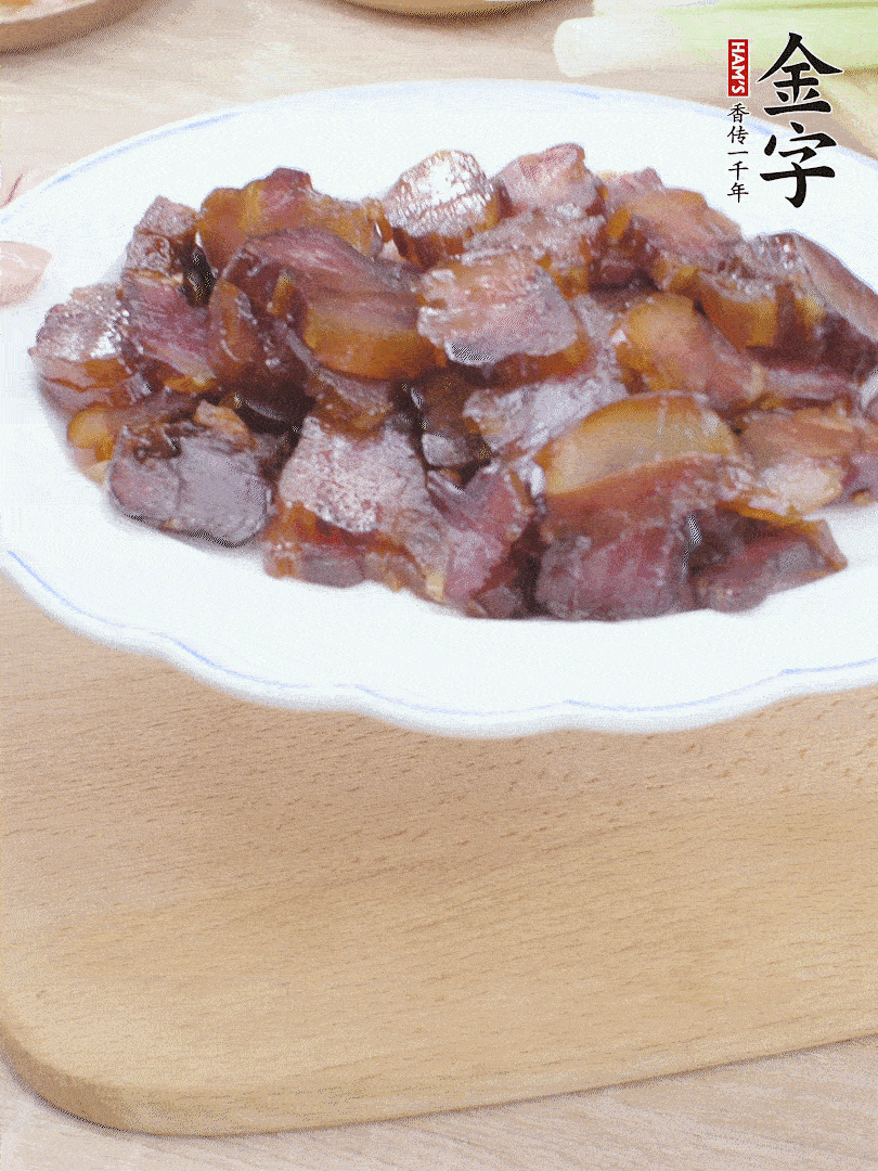 PG国际
酱油肉水煮15分钟，切薄片。