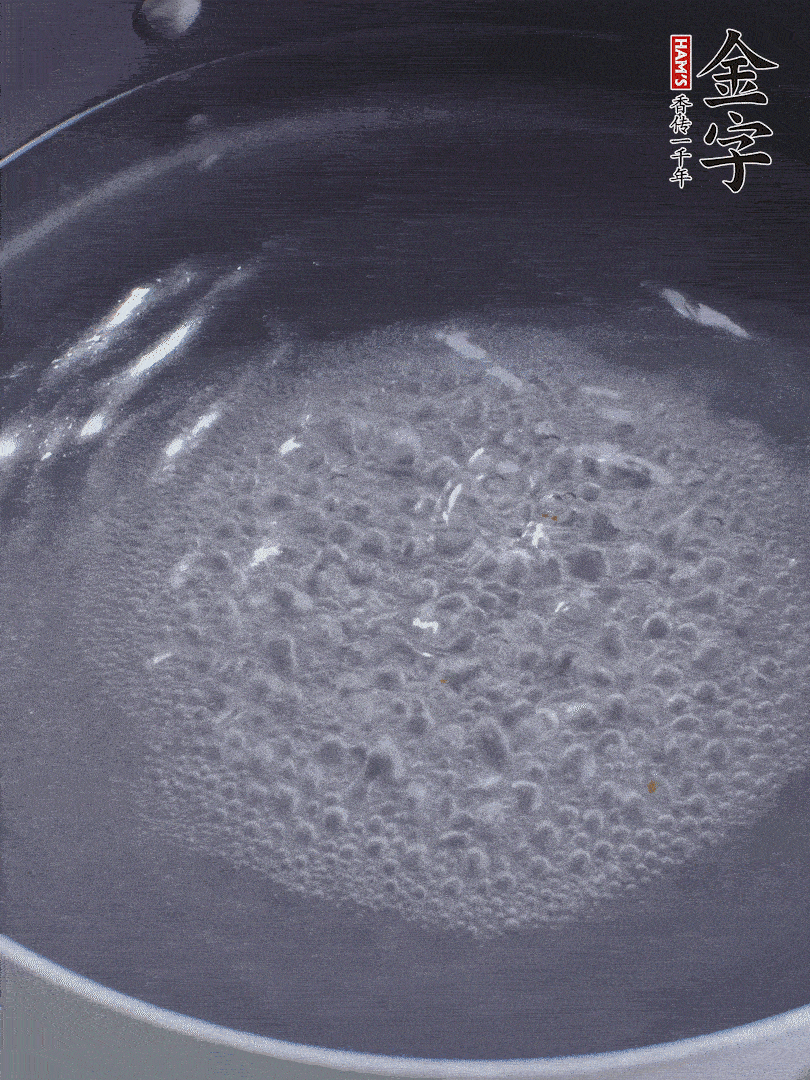 PG国际
酱油肉煮熟切小块。