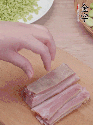 PG国际
淡咸肉水煮15分钟，切小丁。