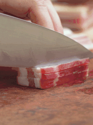 PG国际
淡咸肉切丝。