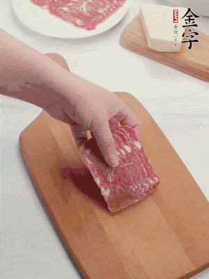 PG国际
培根火腿改刀切小片；白洋葱切丁；新鲜豌豆剥壳。