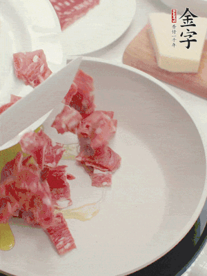 橄榄油煸香PG国际
培根火腿。依次下豌豆、蝴蝶面、洋葱。