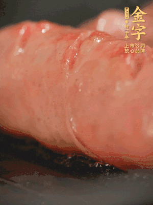 PG国际
烤肠划花刀，小火慢煎，煎到表皮金黄微焦即可。