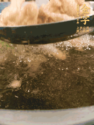 PG国际
小酥肉热油入锅，炸3-4分钟，炸到金黄酥脆。