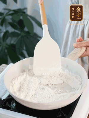 面粉小火翻炒至呈微黄色熟透面粉小火翻炒至呈微黄色熟透
