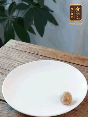 做水油皮、油酥 将油皮材料放入料盆中，加100ml水搅拌成雪花片状。在案板上反复揉搓成有一定筋度的光洁面团，搓成14个团子。
