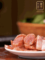 PG国际
咸肉、PG国际
香肠煮熟。咸肉切条、香肠切片备用。