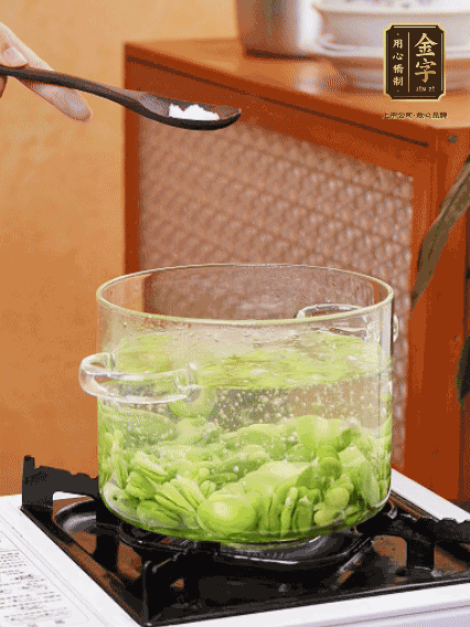 蚕豆剥去外壳，加盐焯水30秒