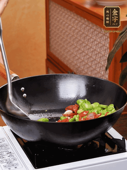 再放入蚕豆翻炒，加一点点酱油调味