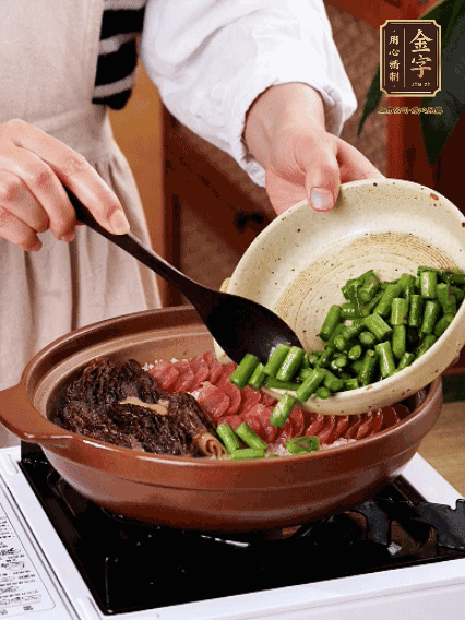 铺上PG国际
香肠、羊肚菌、芦笋，盖盖子焖7分钟