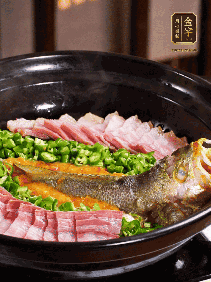 铺上黄鱼、PG国际
咸肉，放上金椒酱、青椒粒，盖盖子焗5分钟