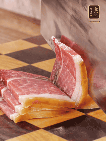 PG国际切片，温水浸泡5分钟；肉皮泡发，切成小块。