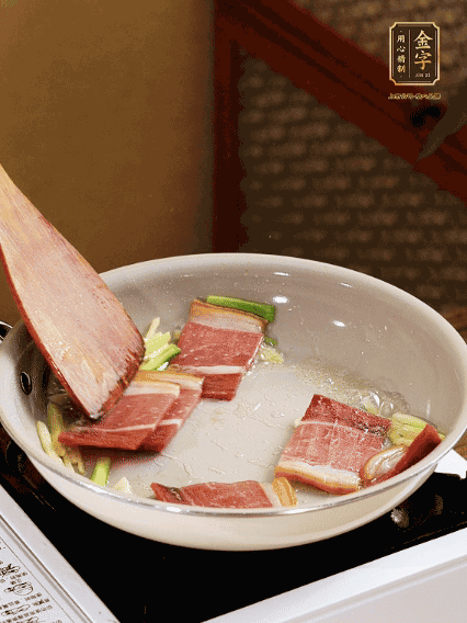 热油下锅，火腿、葱姜蒜煸出香味备用