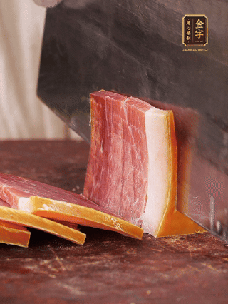 火腿切片，温水浸泡5分钟