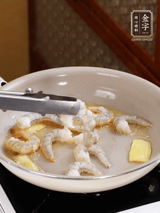 秘制煲仔饭酱油：2勺蒸鱼豉油、半小勺糖、1大勺清水搅拌均匀煮1分钟